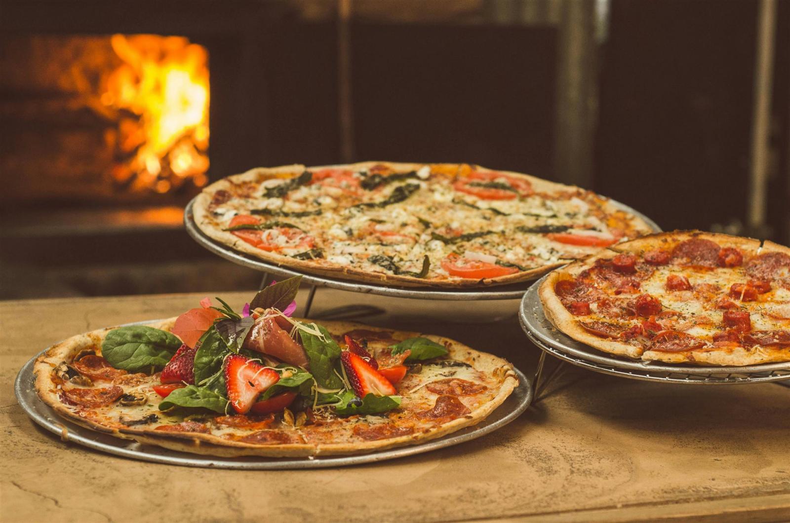 Fotografie Mit Flachem Fokus Von Mehreren Pizzen